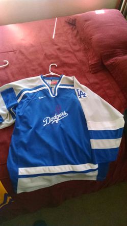 Dodger's pullover size: Large