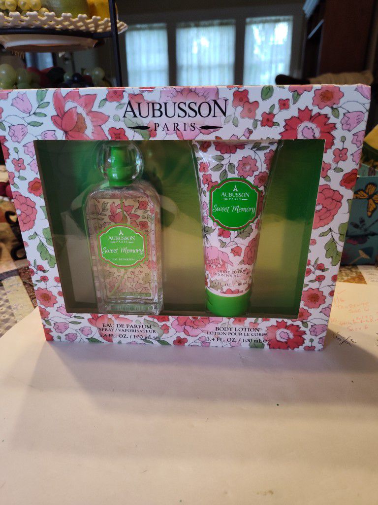 Sweet Memory Eau De Parfume Spray & Lotion set, New In Sealed Box