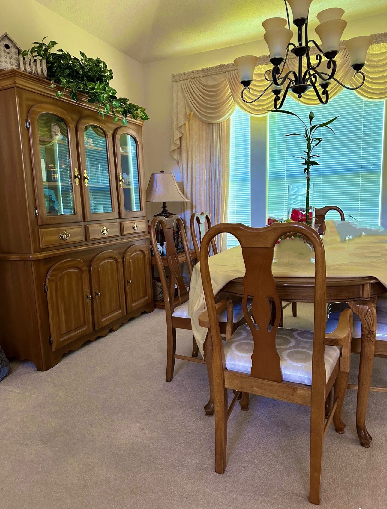 Beautiful China Set +table and 6 chairs + coffee and corner tables included