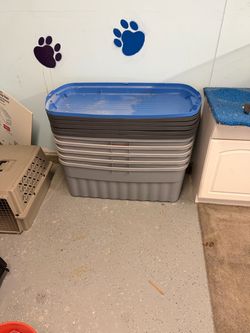 4 Rubbermaid storage bins with lids