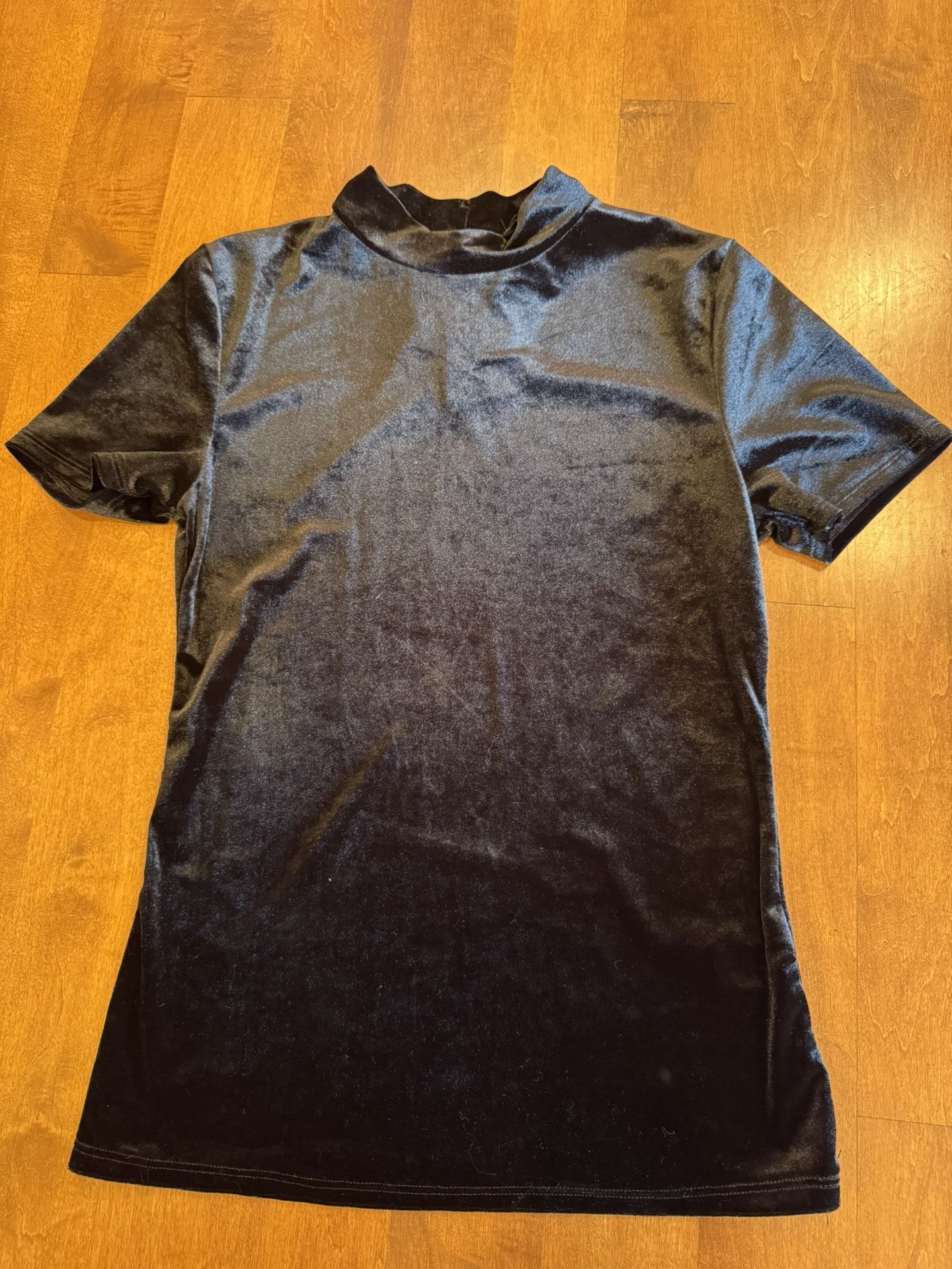 Woman’s ambience velvet short sleeve top shipping available