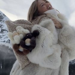 Gisou honey pup Keychain With Box Stickers