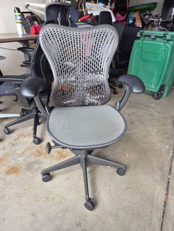 Herman miller mirra 1