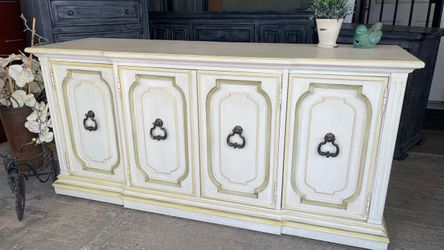Gorgeous sideboard Drexel furniture