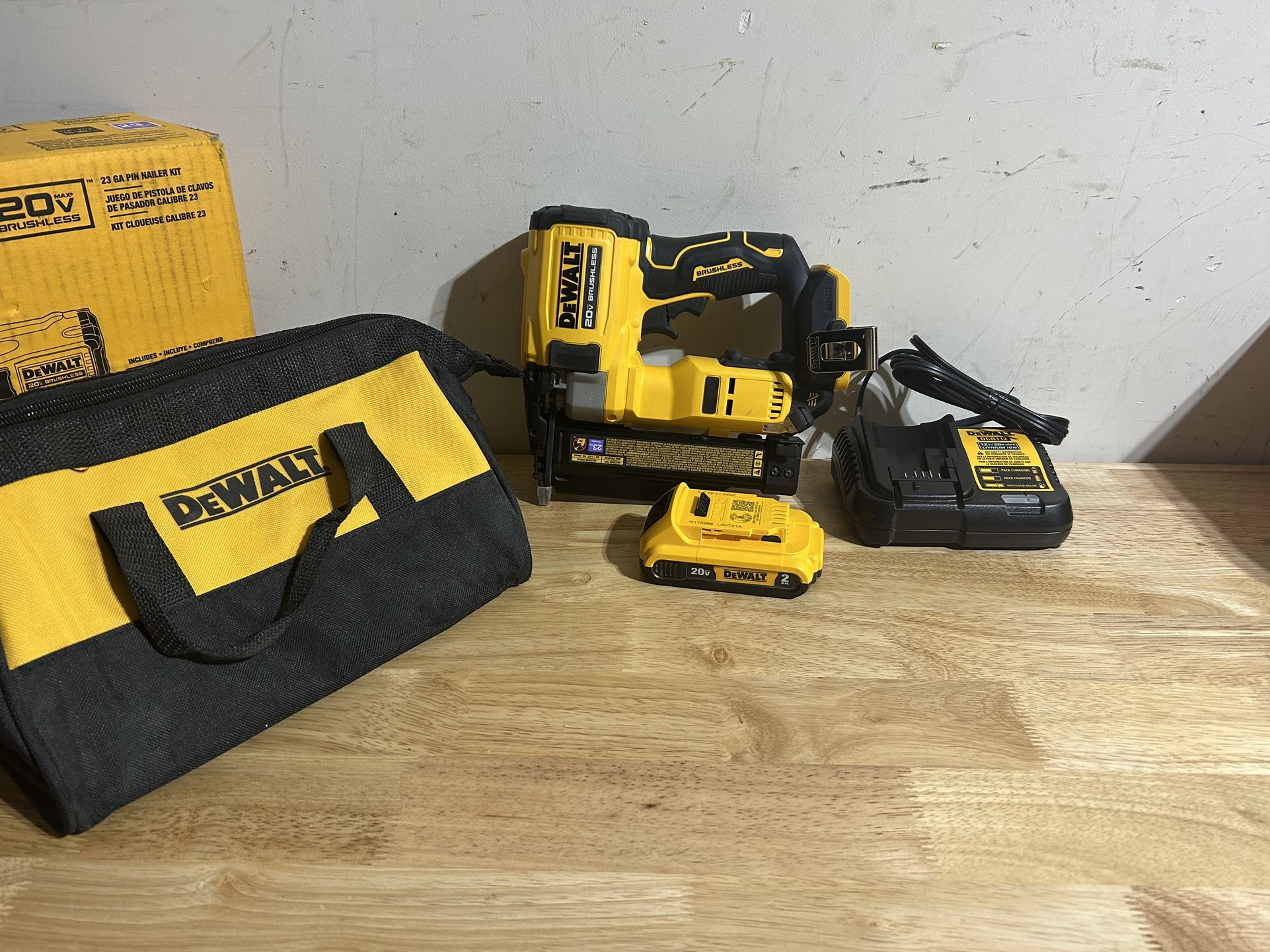 Dewalt 23 Ga Pin Nailer Kit With Battery, Charger And Bag