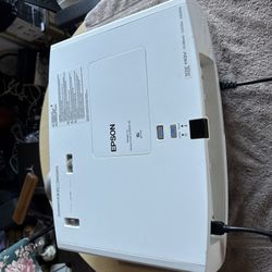 Epson PowerLite Home Cinema 8500UB Projector 3LCD H337A - White. No remote. 1173 lamp hours. Tested. Working good. 