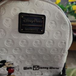 Original leather Disney Purse. 1 Collection .White 