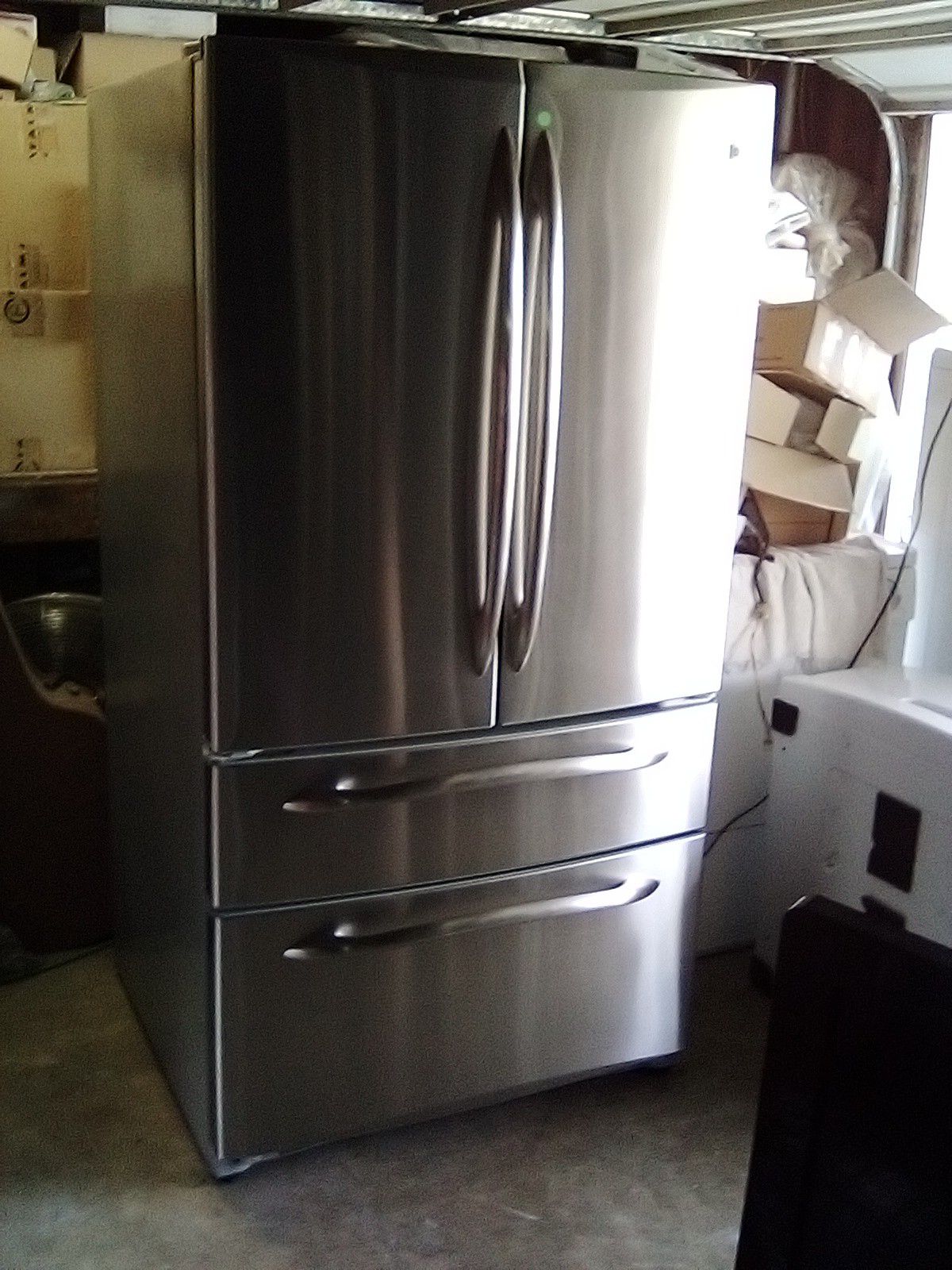 GE STAINLESS REFRIGERATOR BOTTOM FREEZER (FREE DELIVERY AND INSTALLATION)