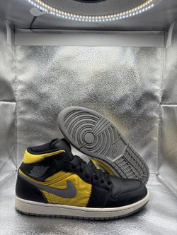 Air Jordan 1 mid black speed yellow