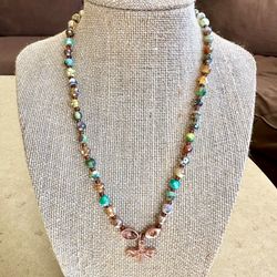 🪲 Pretty beaded, elastic necklace with copper colored dragonfly charm pendant