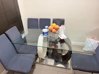 Mesa de vidrio con 6 sillas $500