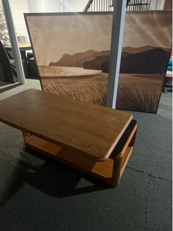 Coffee table - great condition!