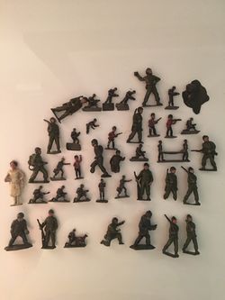 World War 1-2 metal die cast toy soldiers!!!. Condition is Used. Some are missing limbs. You will receive all that are pictured