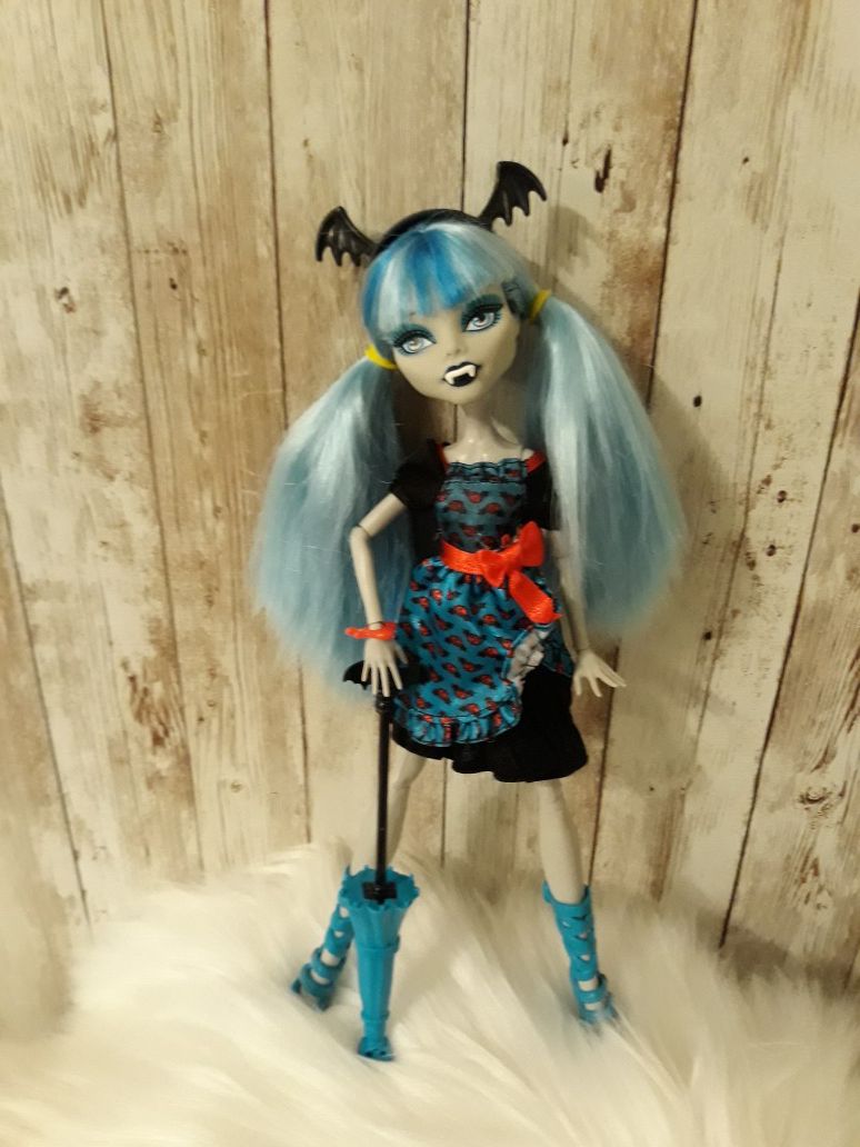 Ghoulia Yelps Freaky Fushion Monster High Doll