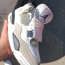 Jordan 4 Milatary Black read Description 