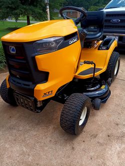 CUB CADET XT1 RIDING MOWER GREAT CONDITION