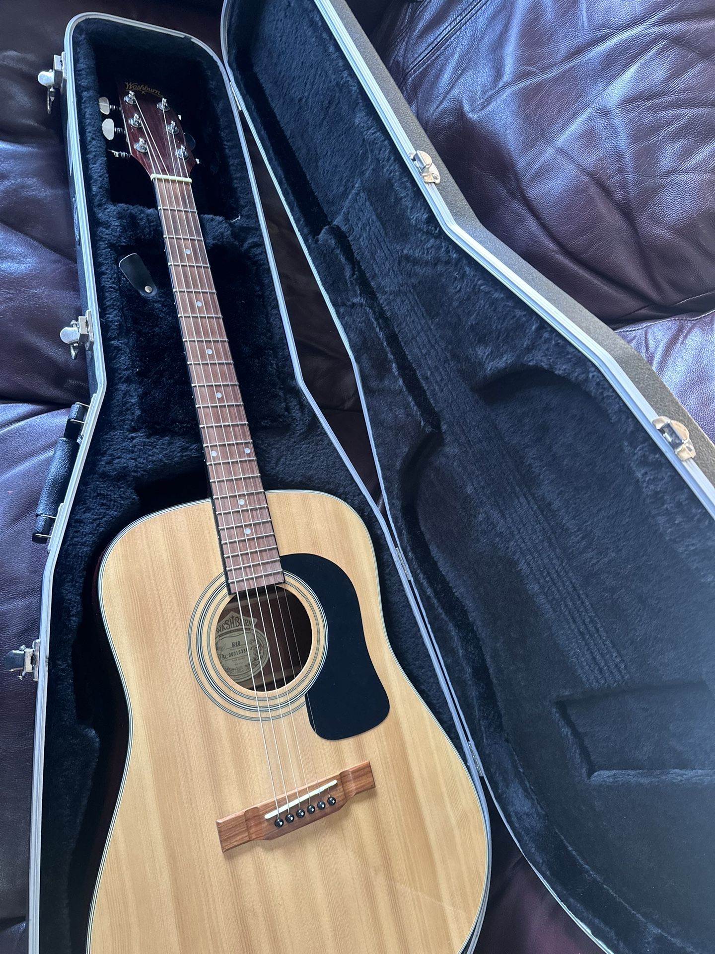 Washburn D10 guitar perfect condition!!