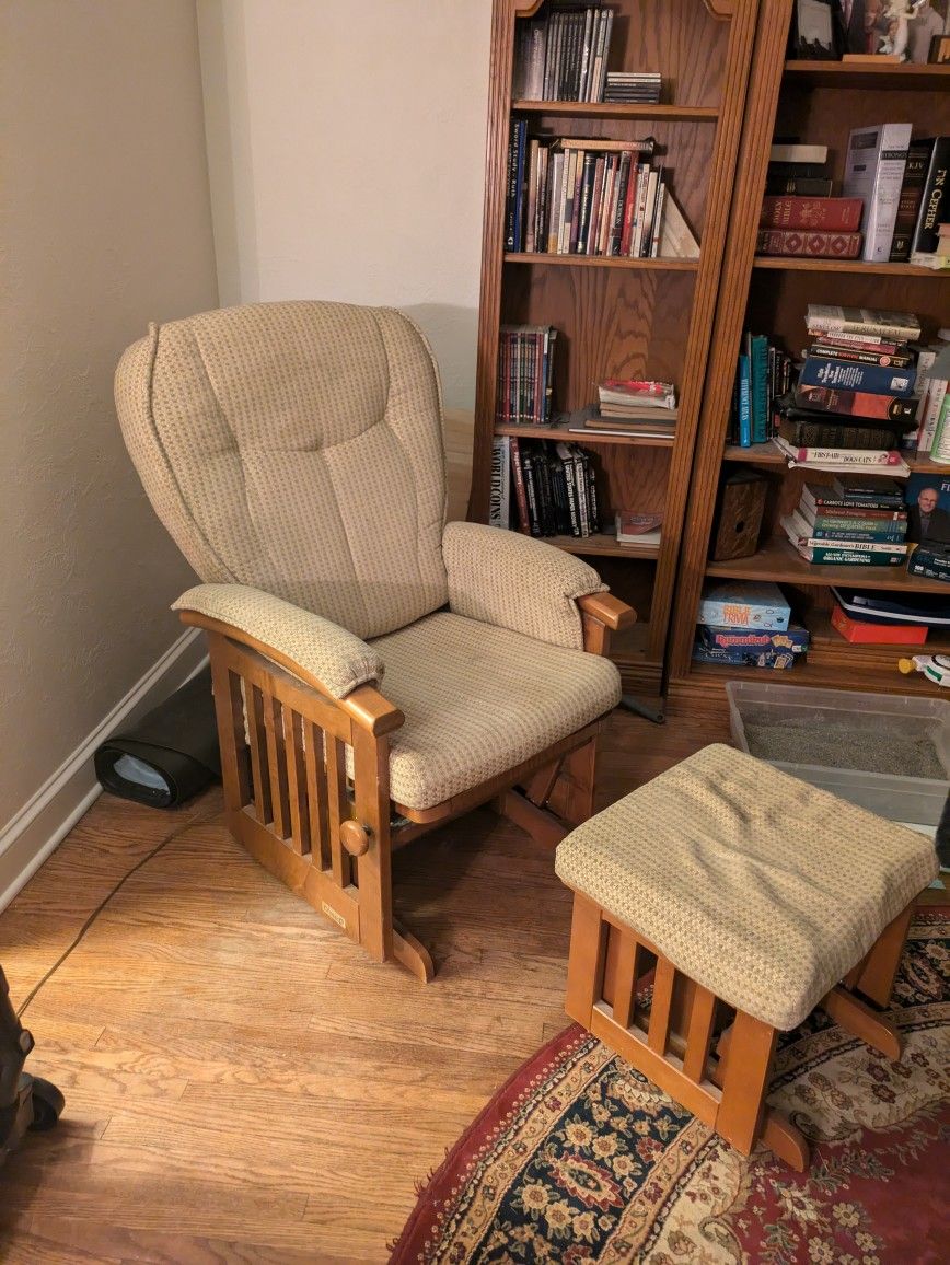 Gliding Chair With Ottoman