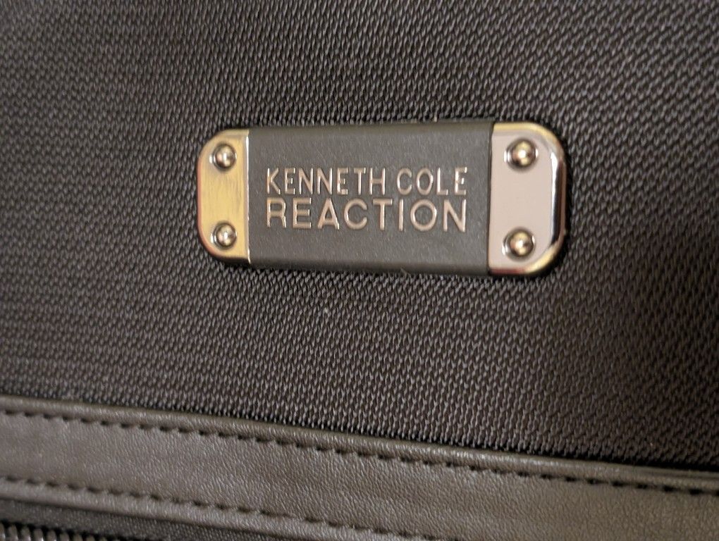 Kenneth Cole Reaction Messenger Bag