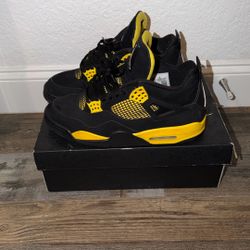 Jordan 4’s black thunder !!!