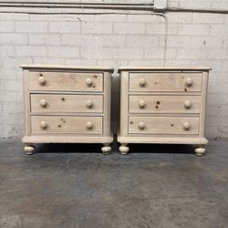 Delivery is available Vintage pair of Thomasville solid wood Nightstands with 3 storage drawers $370 OBO!