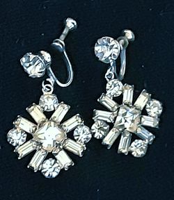 Vintage clear rhinestone earrings in silvery settings w screw backs 1.25" x .75"