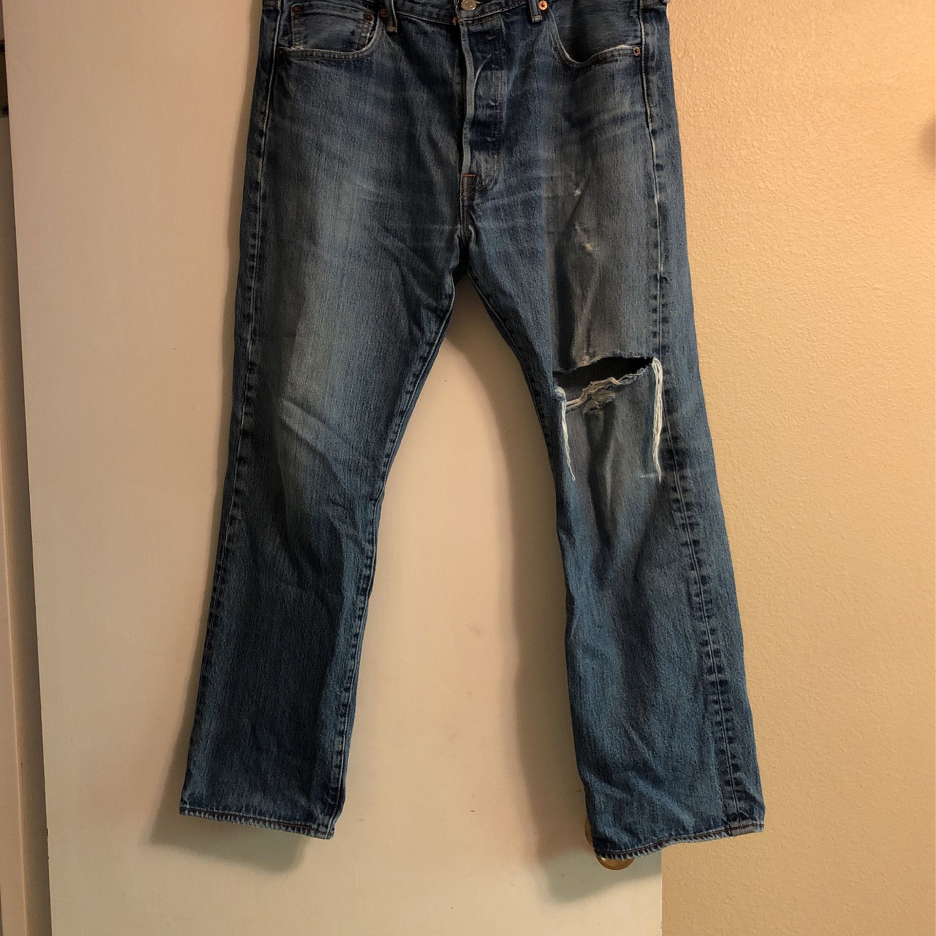 Levis 36x30, Worn/distressed Naturally