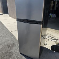 Haier
9.8 cu. ft. Top Freezer Refrigerator in Stainless Steel