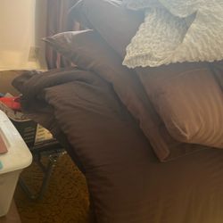 TWO COMFORTERS FOUR PILLOWS SIX PILLOW CASES 