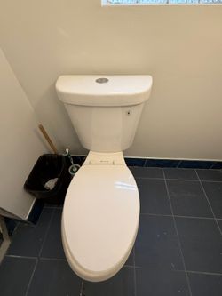 Glacier Bay Dual Flush Elongated 2-Piece Toilet, White, Used Good
