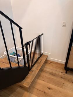 Baby safety gate