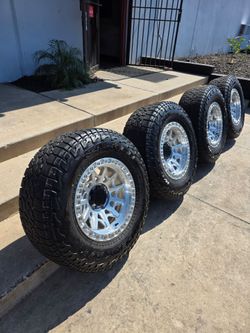 17" LOCK LUNATIC w/ 33" Falken Wildpeak AT tires