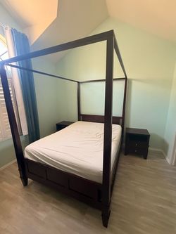 Canopy Bed Queen