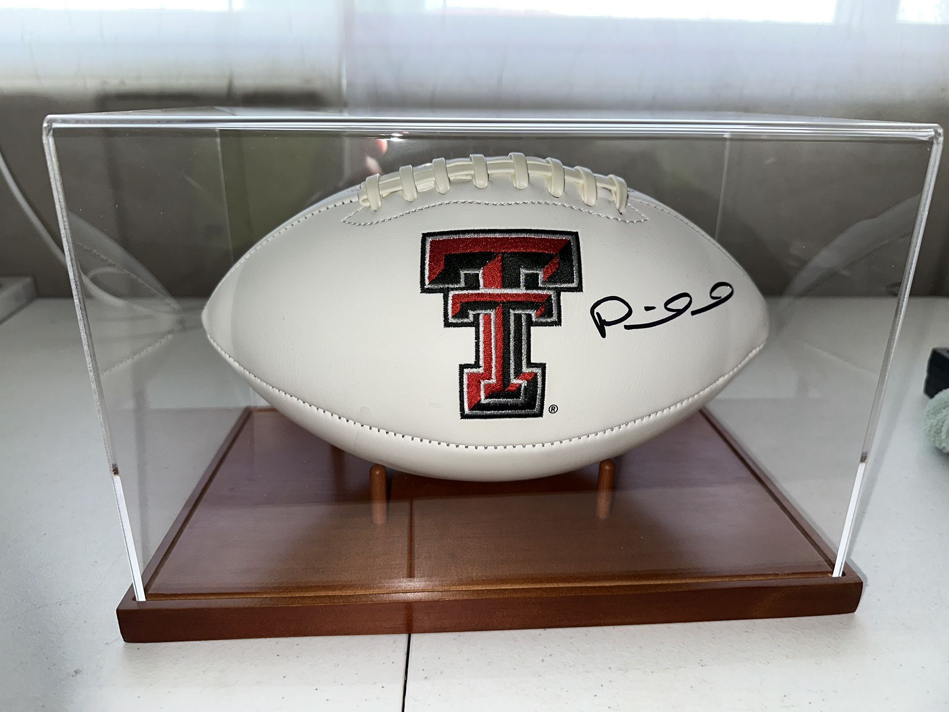 PATRICK MAHOMES SIGNED TEXAS TECH AUTOGRAPHED FOOTBALL IN DISPLAY CASE W COA 730