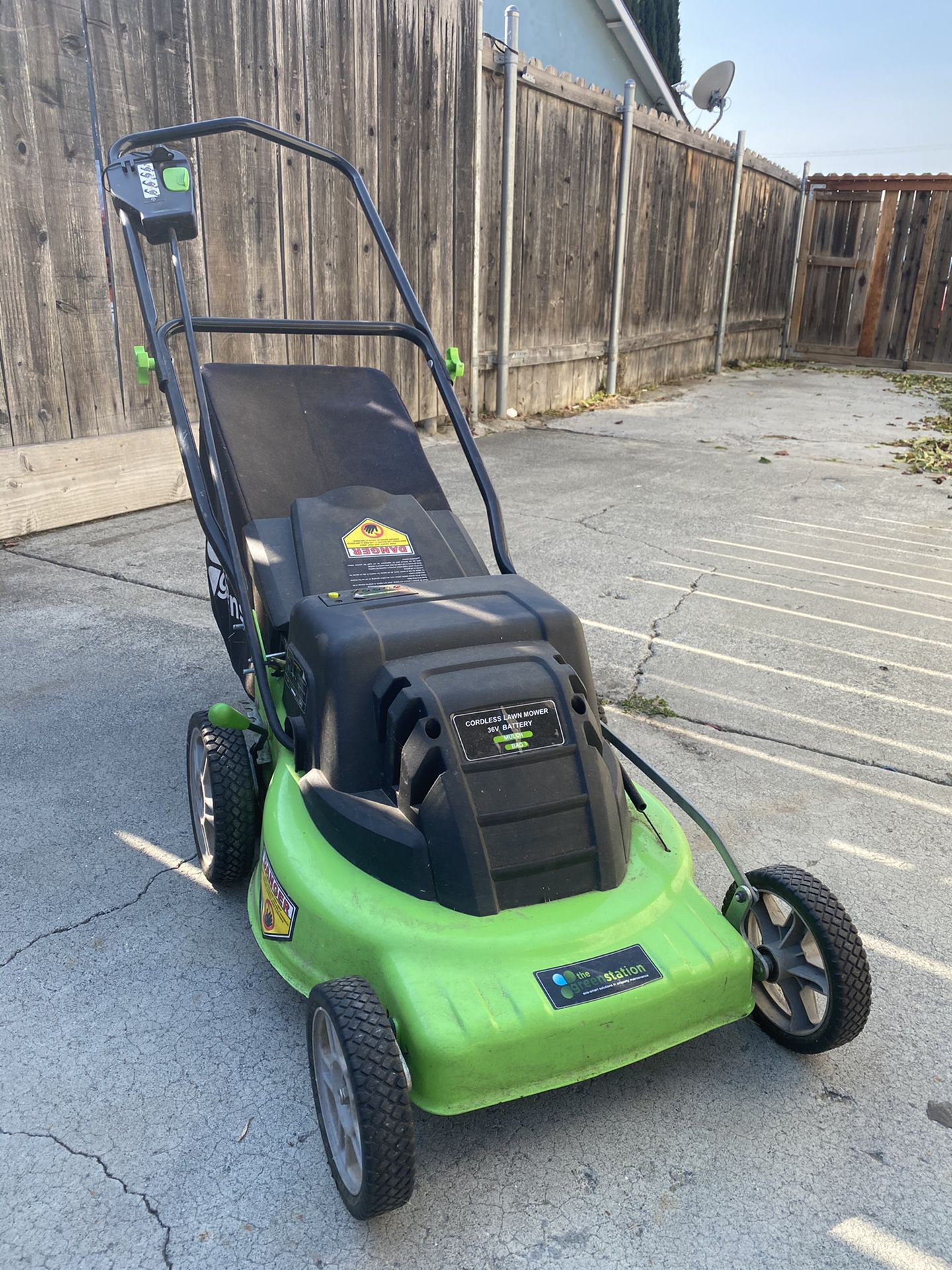 Battery powered cordless lawn mower