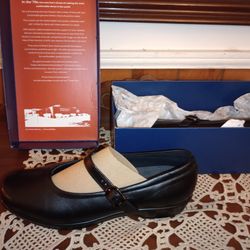 Women's Brand New Size  10 M SAS Mary Jane Shoes