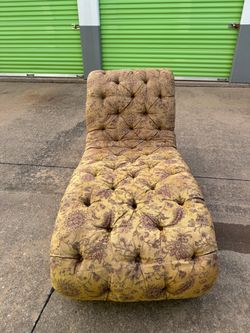 Chaise Lounge – Vintage Tufted, Carved Wood Frame