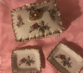 Beautiful Pink/Red Vintage Trinket Box++