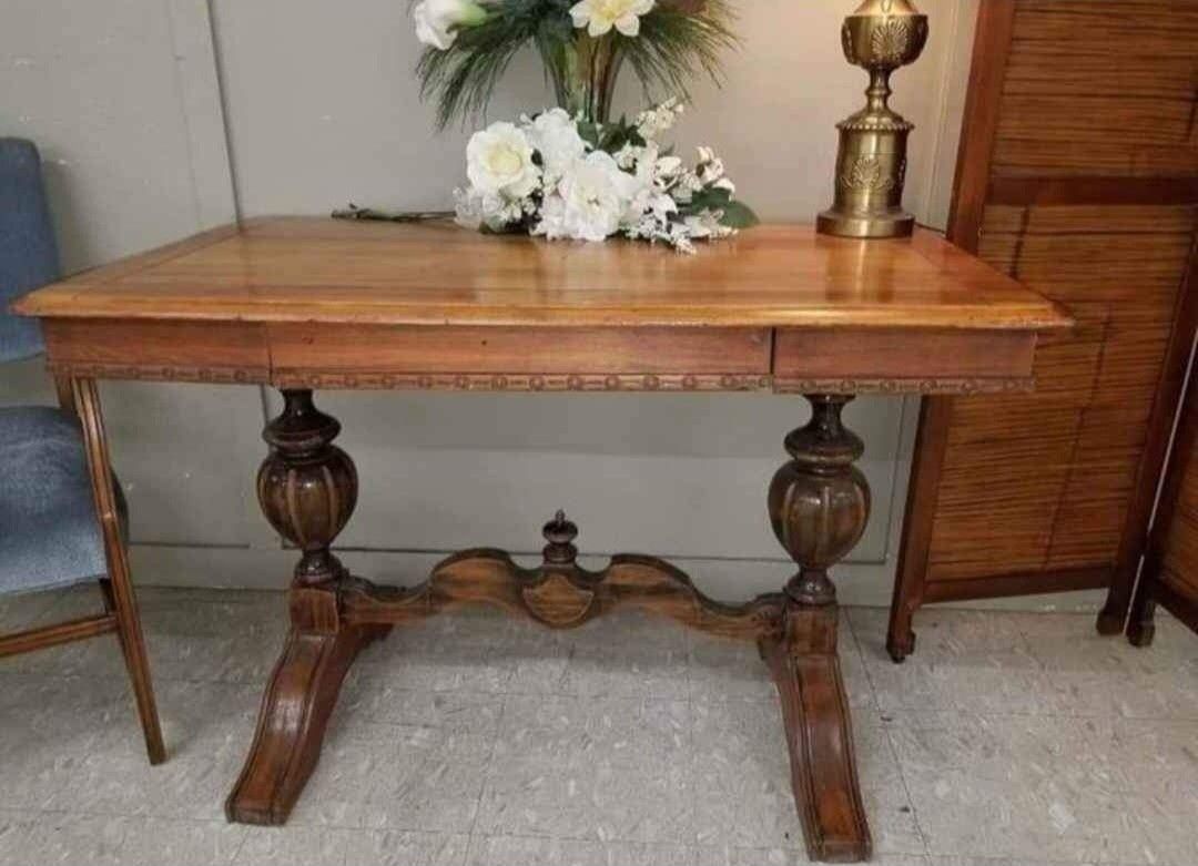 BEAUTIFUL TABLE WITH DRAWER ANTIQUE