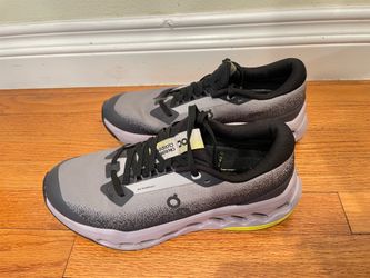 On Clouds Women’s Waterproof Sneakers ( size 8)