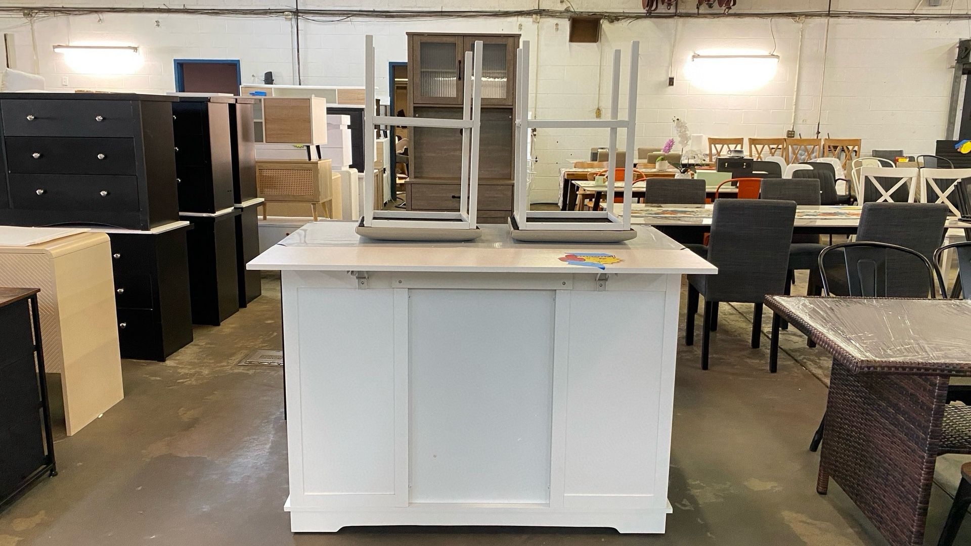 🍽 Kitchen Island with Extendable Dining Table – $200 • 🏡 81.7” extendable design — doubles as a kitchen island + dining table for extra seating • 🧰