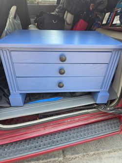 Vintage 3-drawer mini dresser