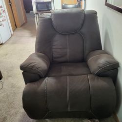 Very nice well cared for recliner.  The button ypu use to recliner it needs fixed. I've been told it's an easy fix but I just can't be bothered.