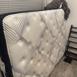 Full Matress + Portable Bed-frame, 2 fitted sheets and protector