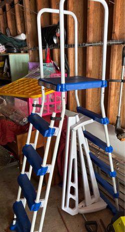 Pool ladder