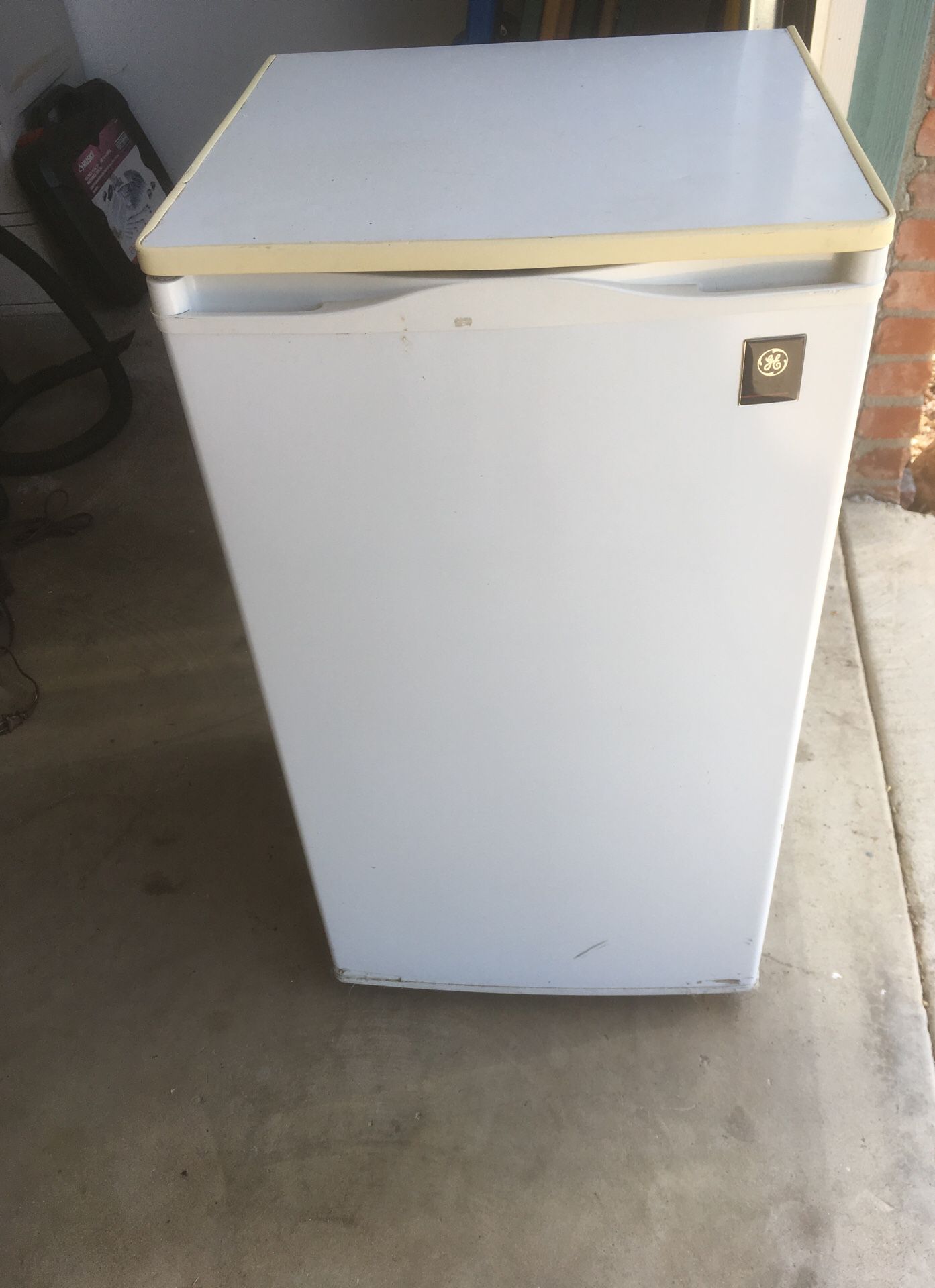 GE Mini Fridge - Refrigerator model C-QN43L2B