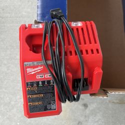 Milwaukee M12 / M18 battery charger (standard dual-voltage charger)