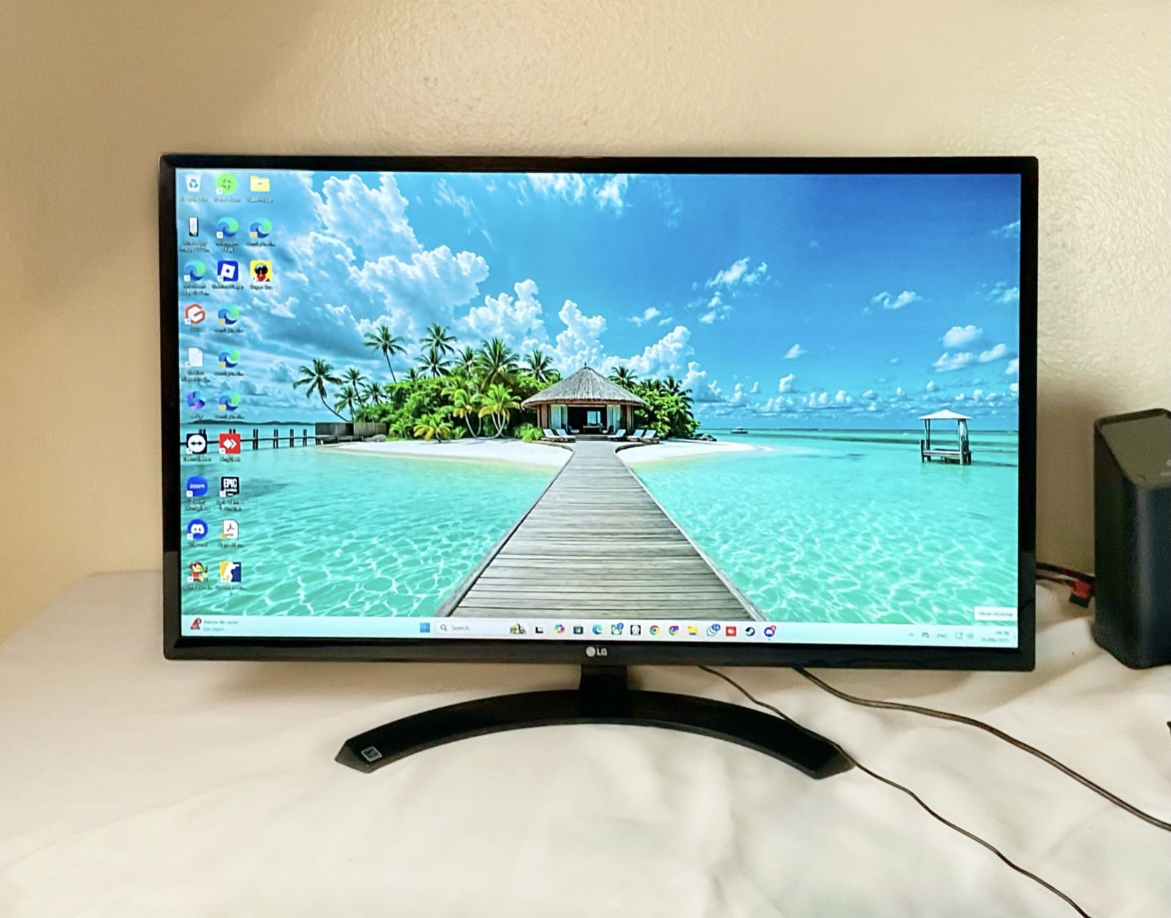LG 32” Slim Monitor 1920x1080p With HDMI Cable And Power Cord