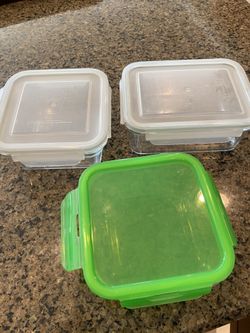 Pyrex glass containers with lids medium size