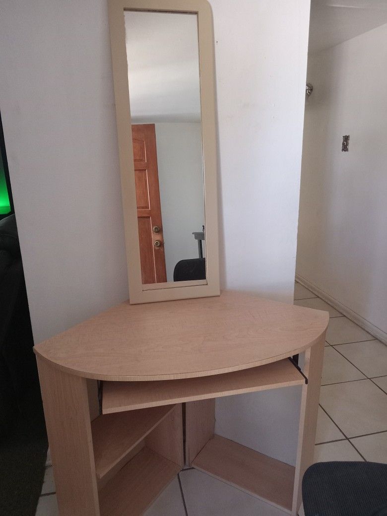 Mirror,  Corner Desk and Chair.....All X 30 Dlls...SEE PICTURES 